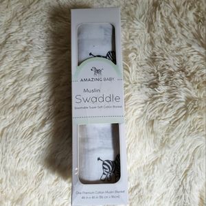 NIB AMAZING BABY MUSLIN SWADDLING BLANKET zebra